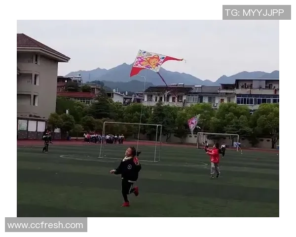 足球纸鸢在蓝天下飞翔的梦想与追逐,传递着青春的热情与勇气